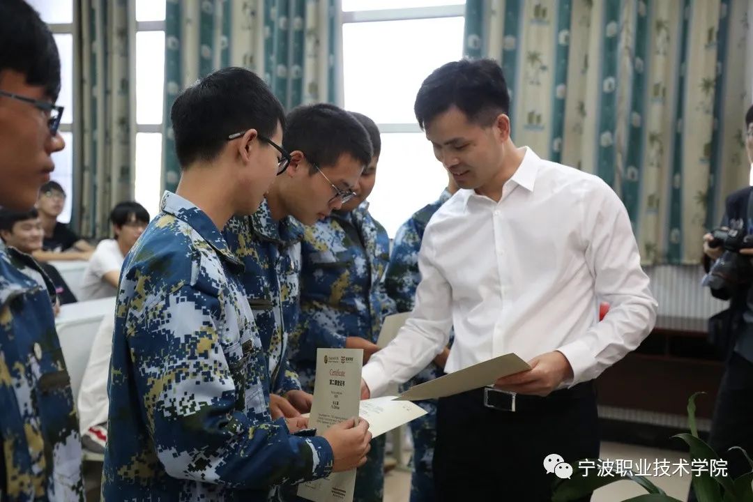 图三:2018年9月,阳明学院模具设计与制造专业开学典礼现场上,宁波舜宇模具股份有限公司、宁波神通模塑有限公司和学院及学生本人三方签约,学生成为“准员工”。图为王正才老师为学生颁发证书.JPG 图片