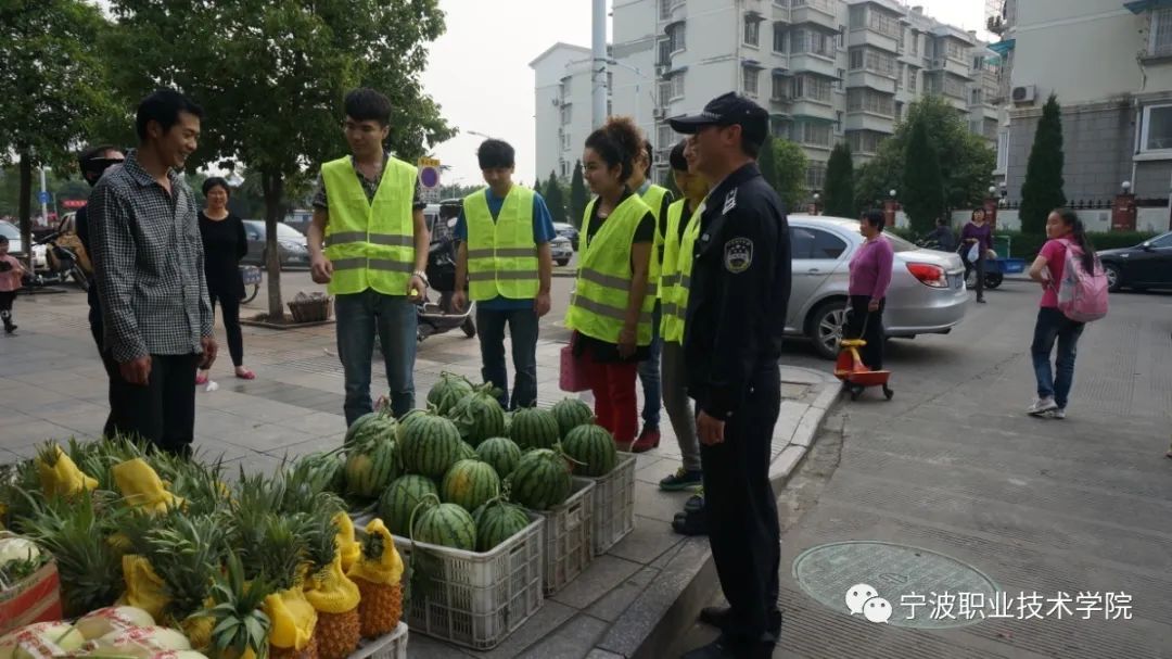 上街劝导少数民族摊贩文明经营.JPG 图片