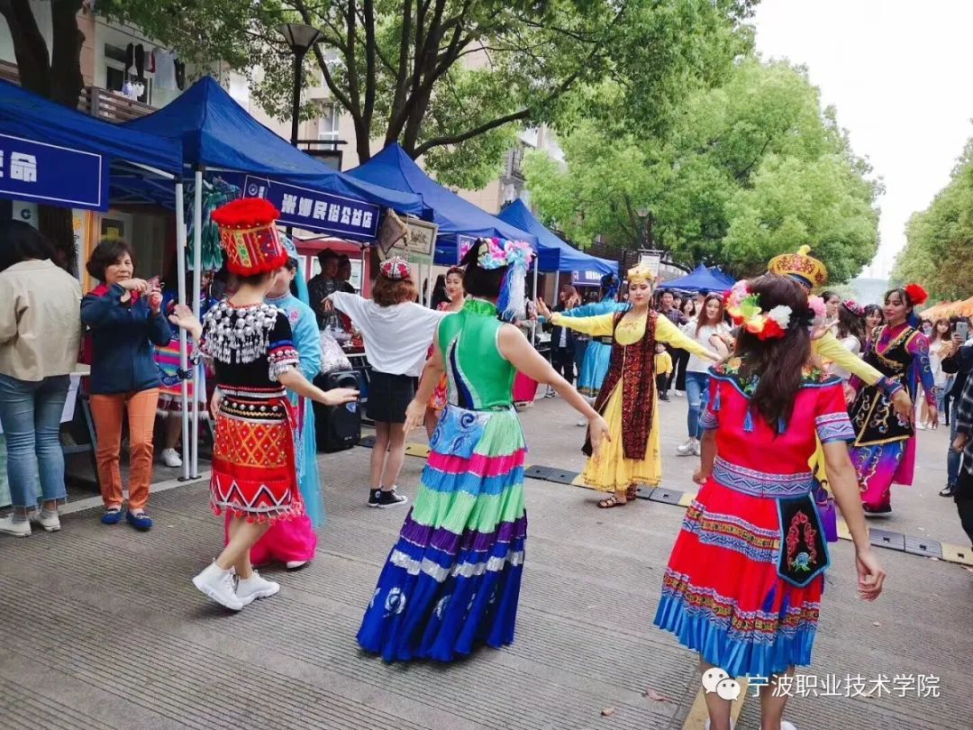 少数民族学生在我院庆祝建校60周年游园活动中载歌载舞.jpg 图片