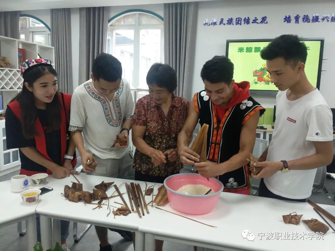 004-少数民族学生与社区居民共渡端午佳节.jpg 图片