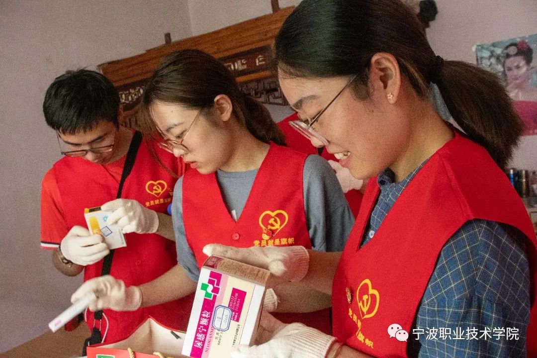 药品专业的学生正在帮老师查看药物的服用期限.jpg 图片